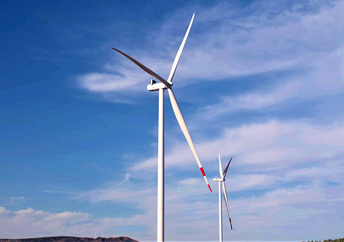 foto noticia Iberdrola finaliza la instalación de los aerogeneradores con las palas más grandes de España en el parque eólico de Martín de la Jara.